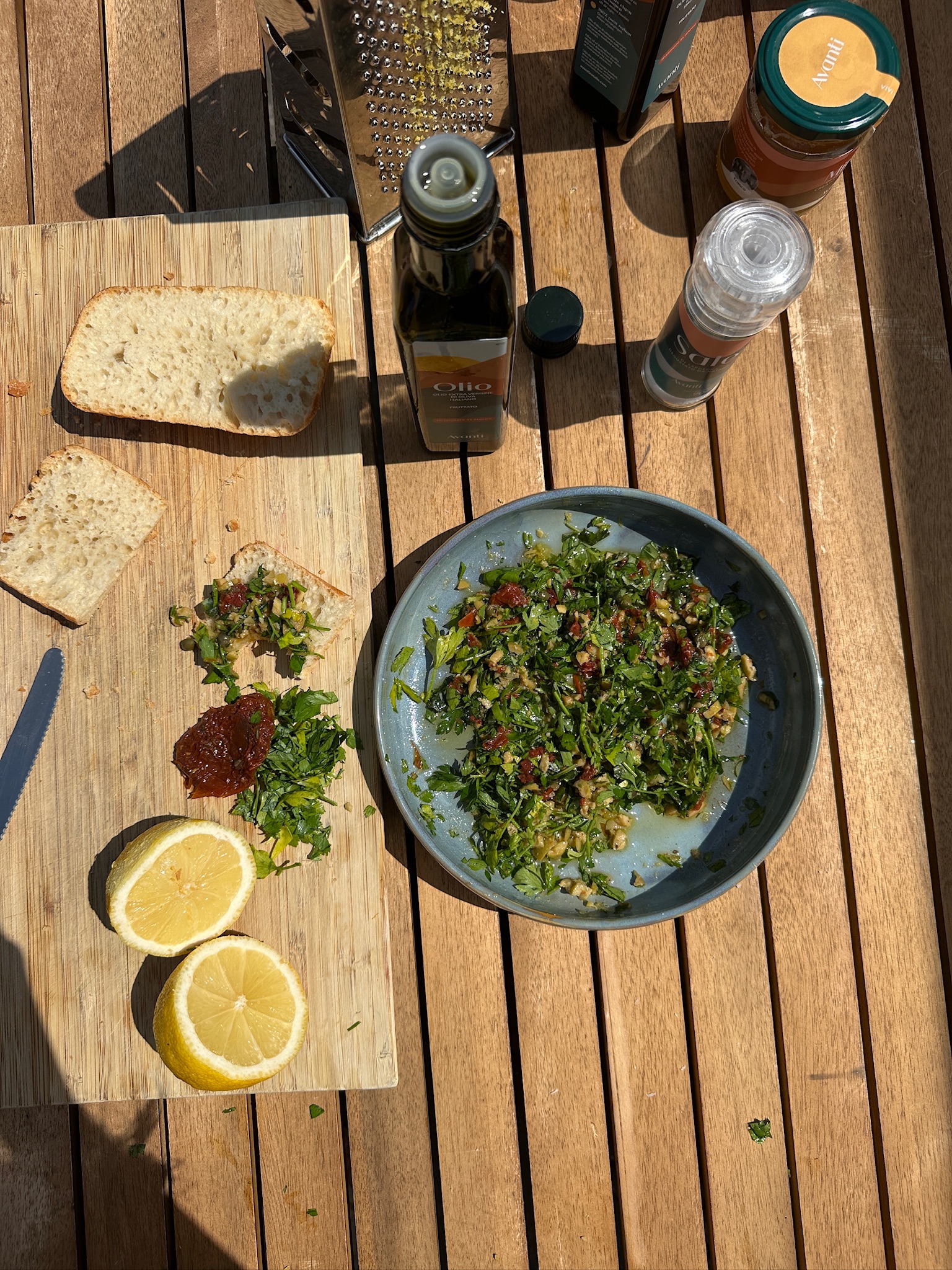 Brooddip met olijfolie, zongedroogde tomaten, kappertjes en vers brood