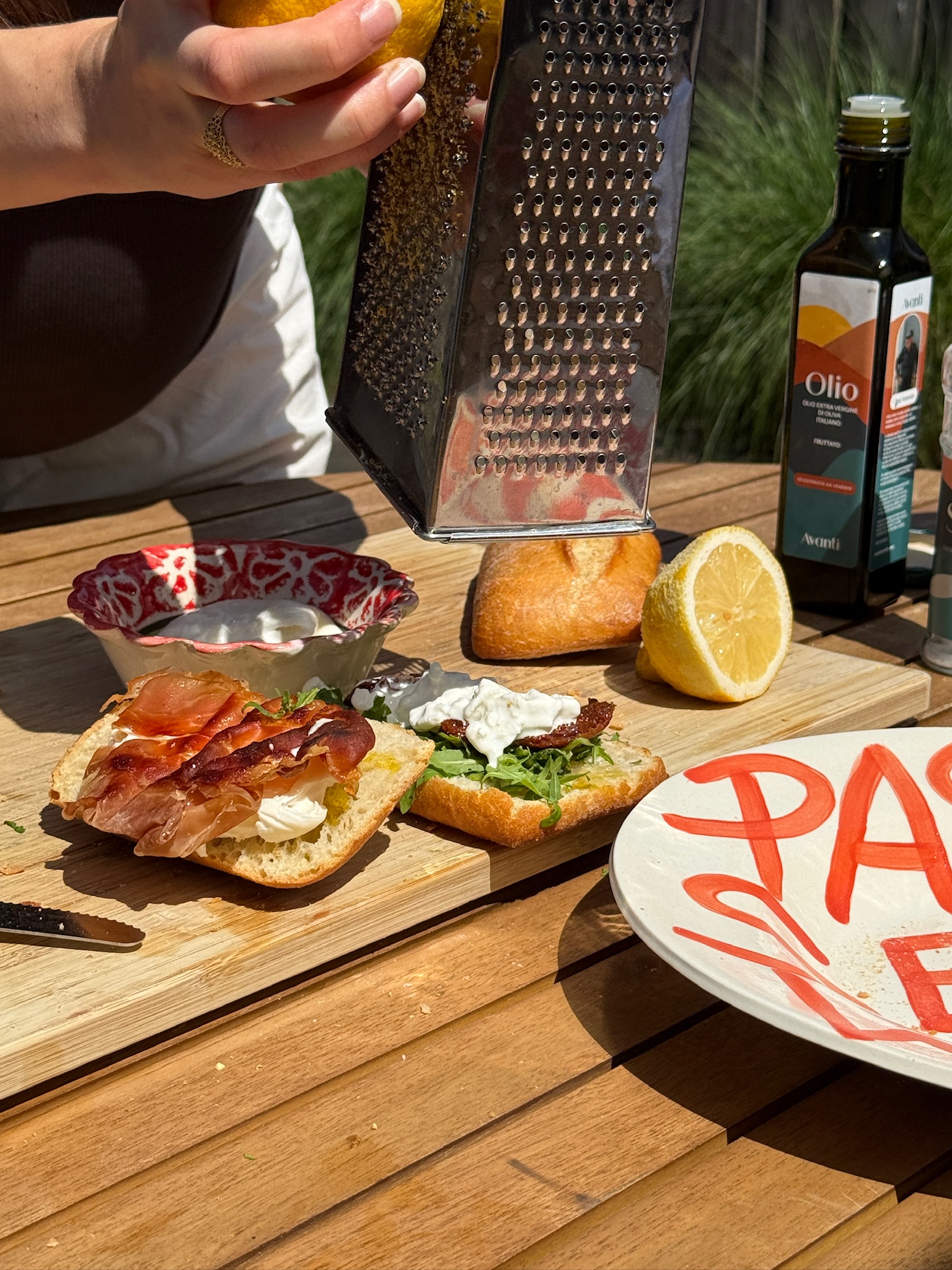 Italiaans broodje met burrata, prosciutto, rucola en zongedroogde tomaten